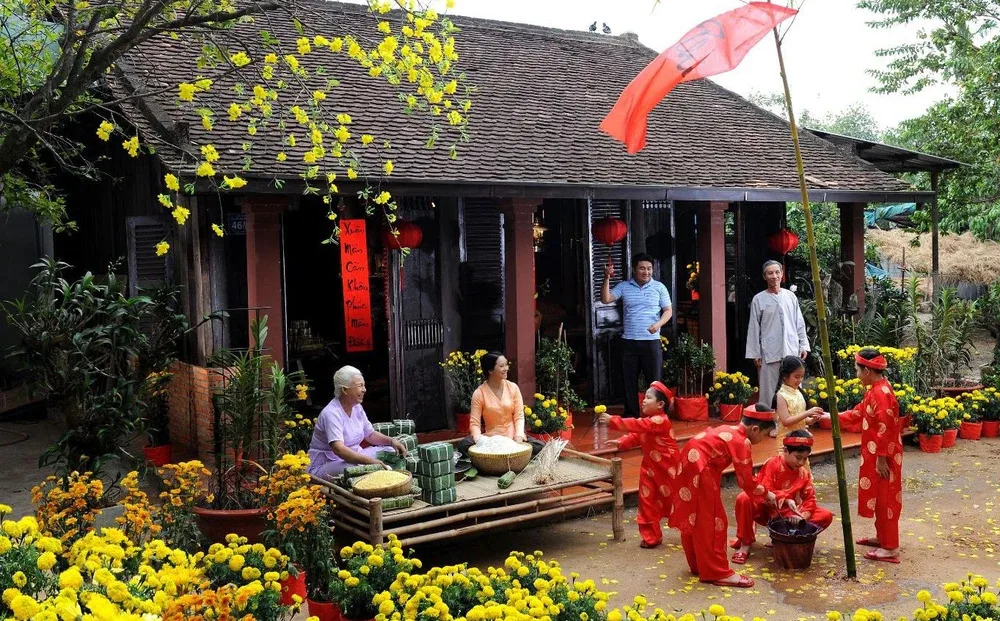 Cảnh đầu xuân năm mới của một gia đình Việt.