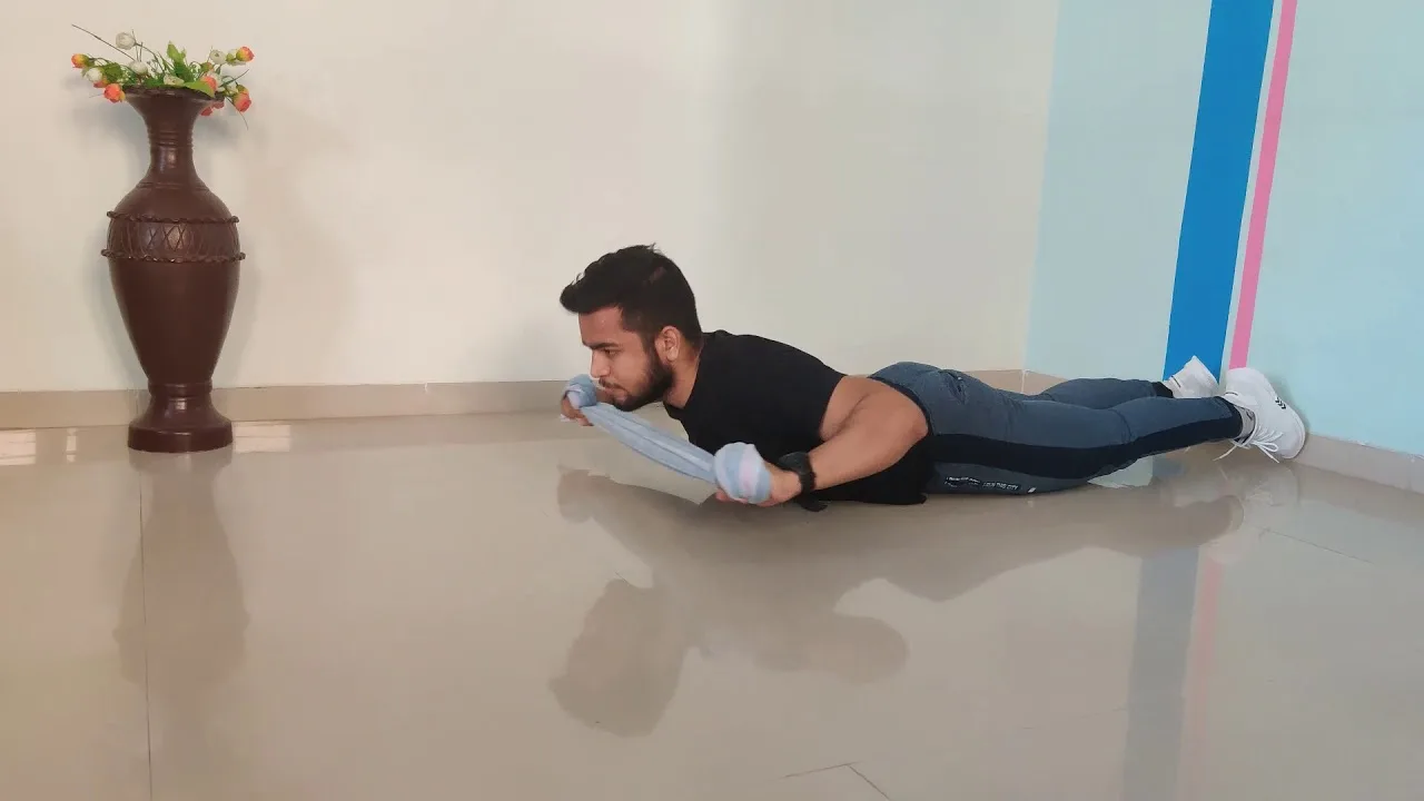 lịch tập home workout động tác Lying Lat Pull