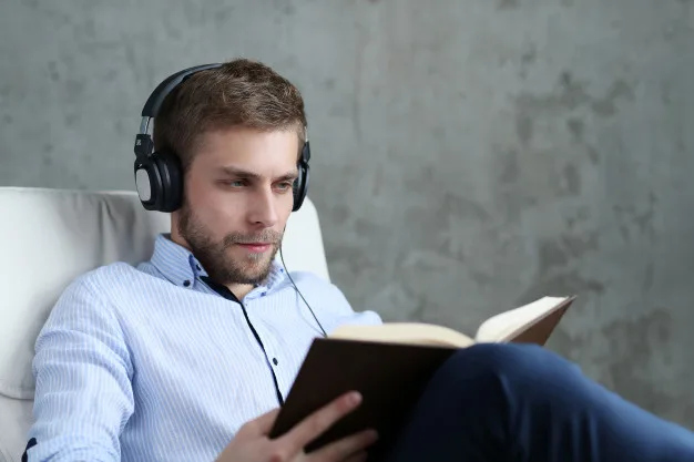 cách ngủ ngon người đàn ông nghe nhạc đọc sách