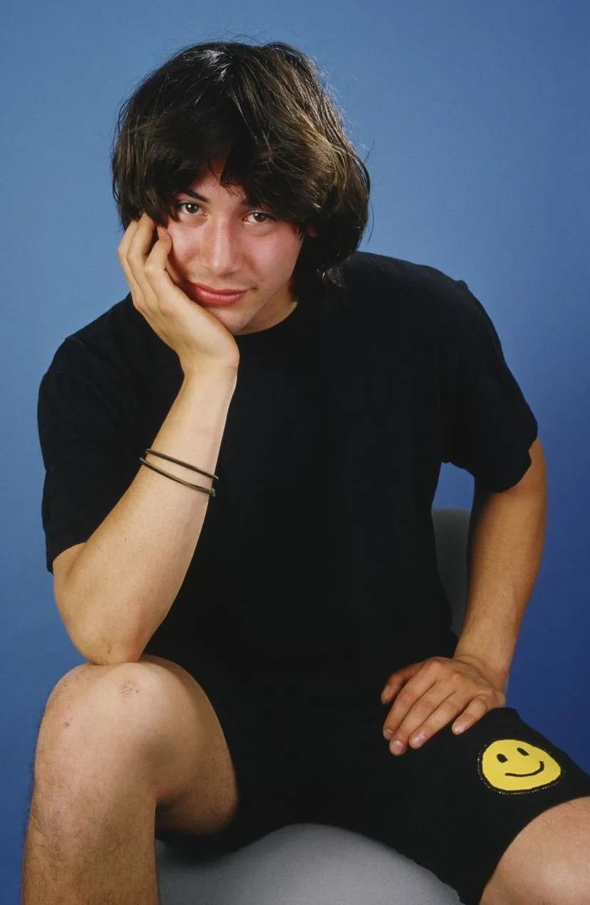 Diễn viên Keanu Reeves-Keanu Reeves đang chống cằm