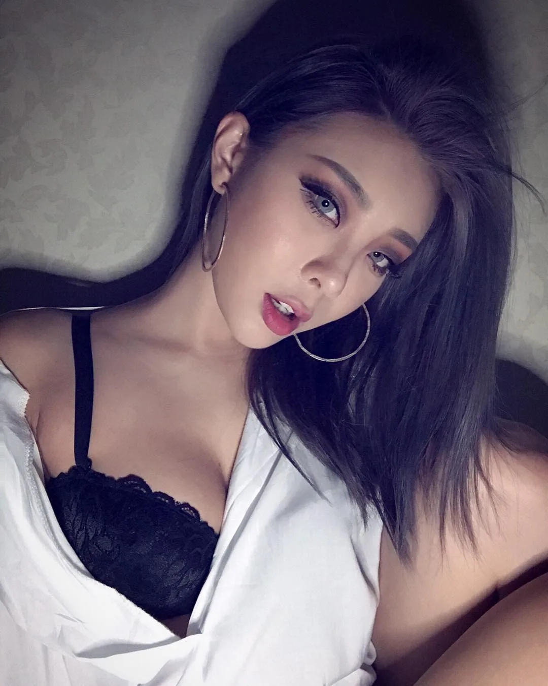 nữ dj xinh đẹp - alyshia tạo dáng gợi cảm