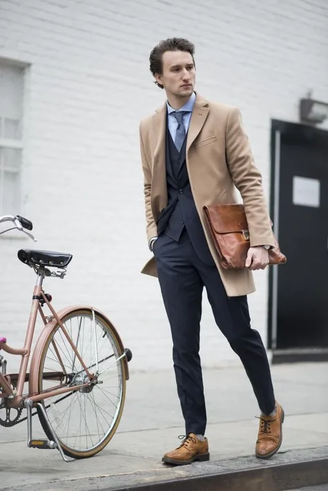 Bạn cũng nên thử một chiếc áo khoác dài màu nâu camel bên ngoài một bộ suit đơn sắc Bạn cũng nên thử một chiếc áo khoác dài màu nâu camel bên ngoài một bộ suit đơn sắc