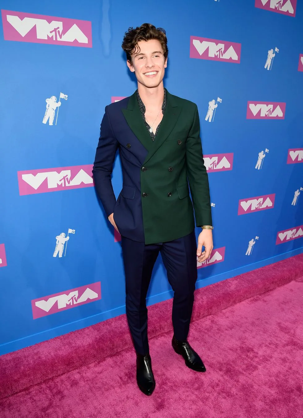 Shawn Mendes là một trong những ngôi sao nam nổi bật nhất với thiết kế của Paul Smith. Tông màu xanh navy và xanh rêu được kết hợp tinh tế tạo nên bộ trang phục tinh tế, trang nhã và cực kỳ nam tính. Ảnh: ELLE USA