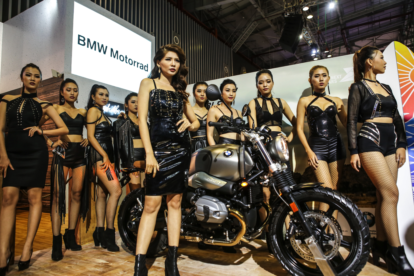 Dàn người mẫu tại gian hàng BMW Motorrad.