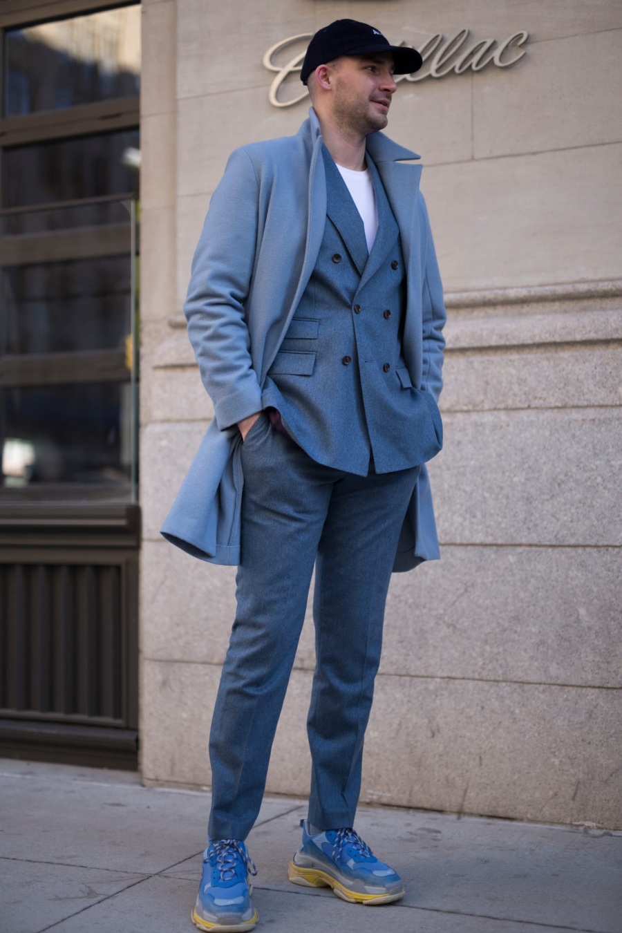 màu xanh dương phối hợp cùng outfit diện trên phố