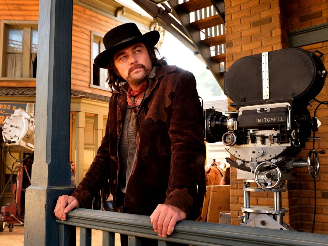 once-upon-a-time-in-hollywood-leonardo-dicaprio trên phim trường của bộ phim viễn tây