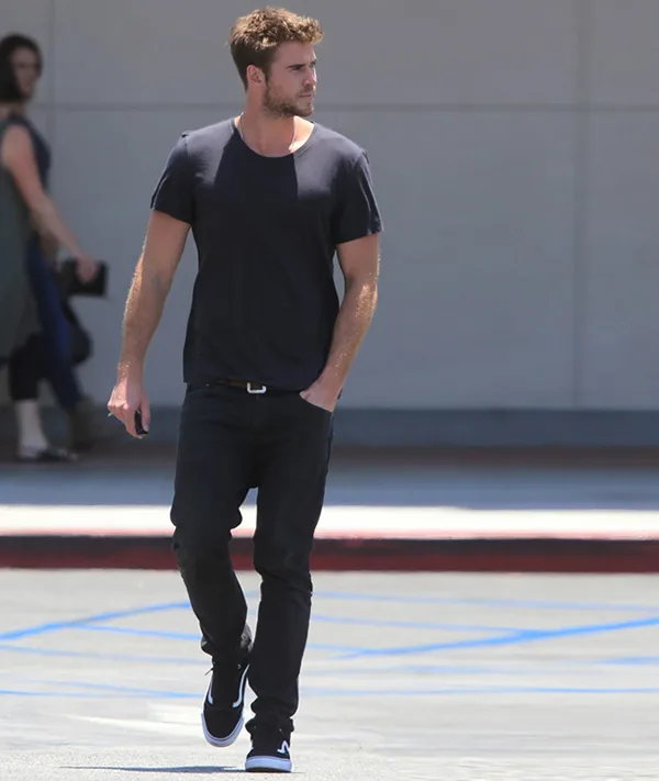 phong cach thoi trang Liam Hemsworth - all-black 1 - elle man