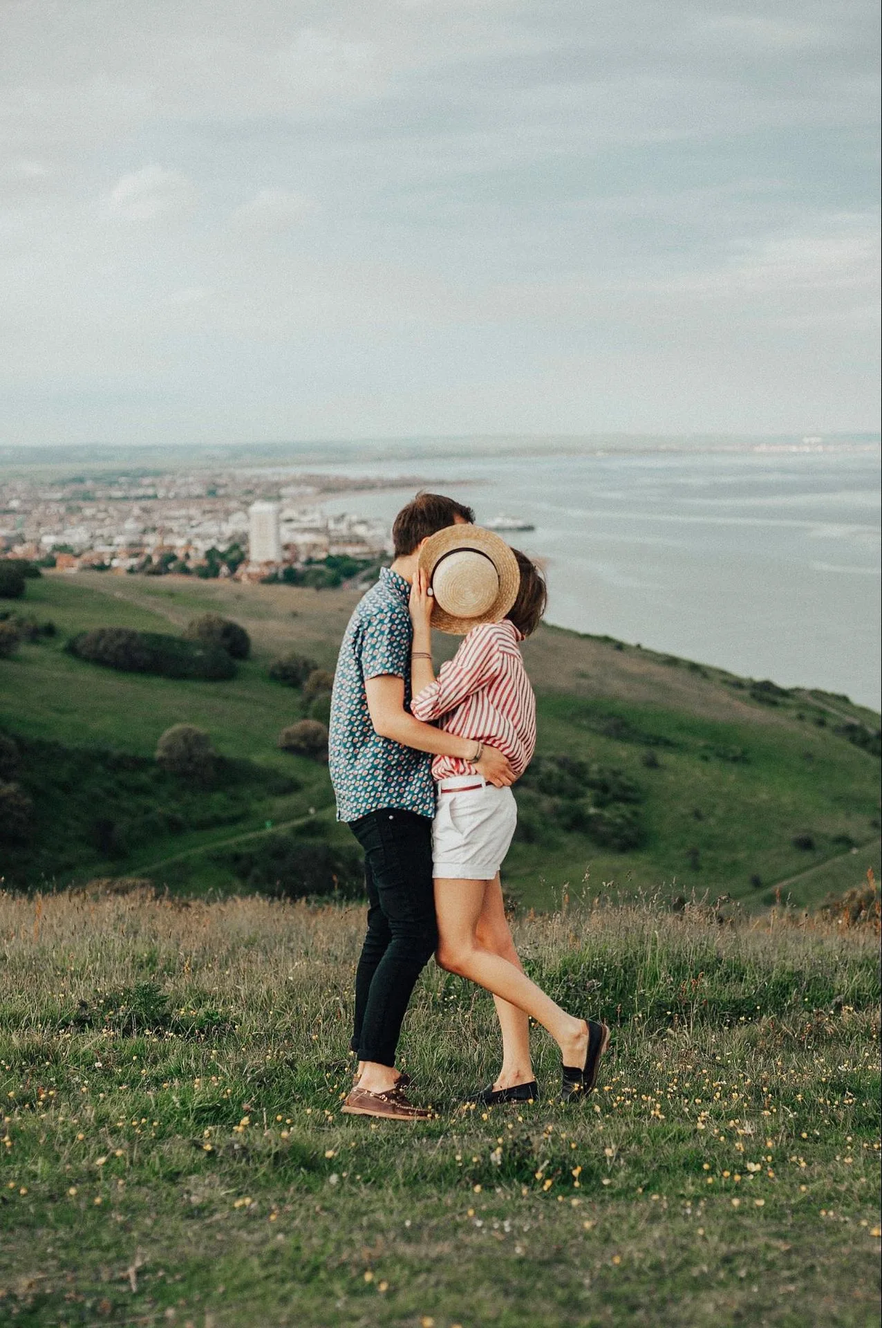 đàn ông sư tử khi yêu - chàng trai hôn cô gái trên cánh đồng