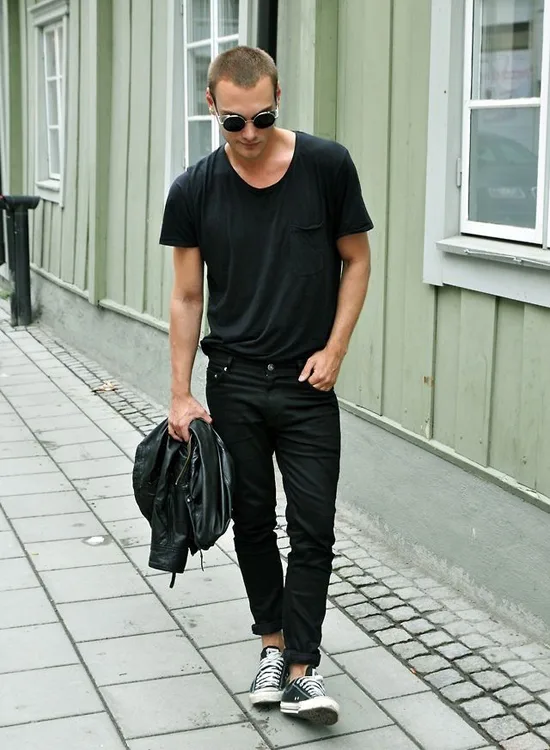phong cach thoi trang all-black - ao thun cotton - elle man 1