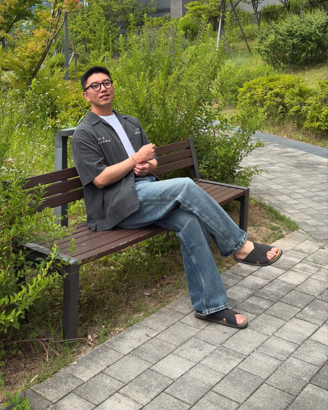 chàng trai mang dép cho mùa hè