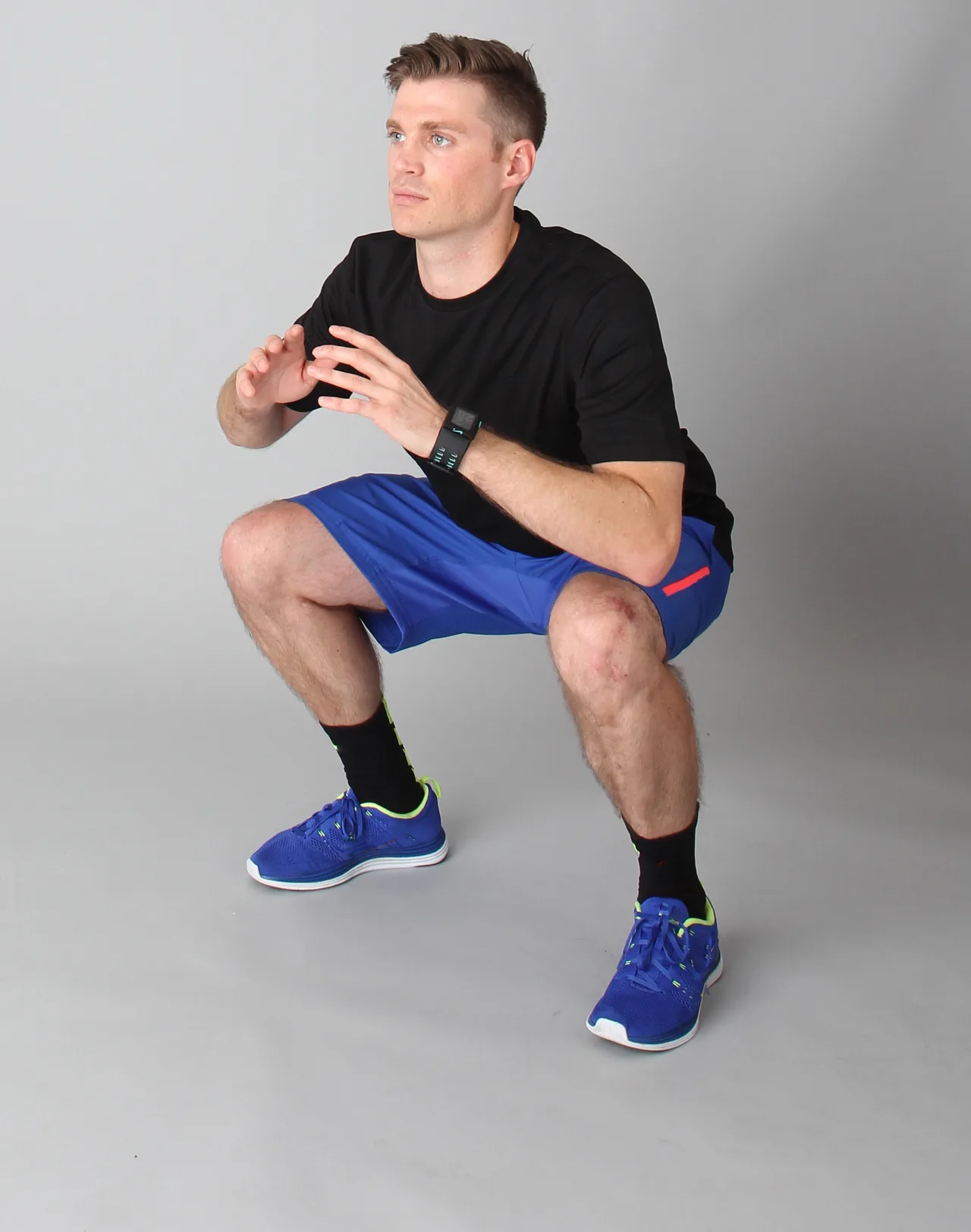 Minh họa giai đoạn hạ người xuống của bài tập Squat.