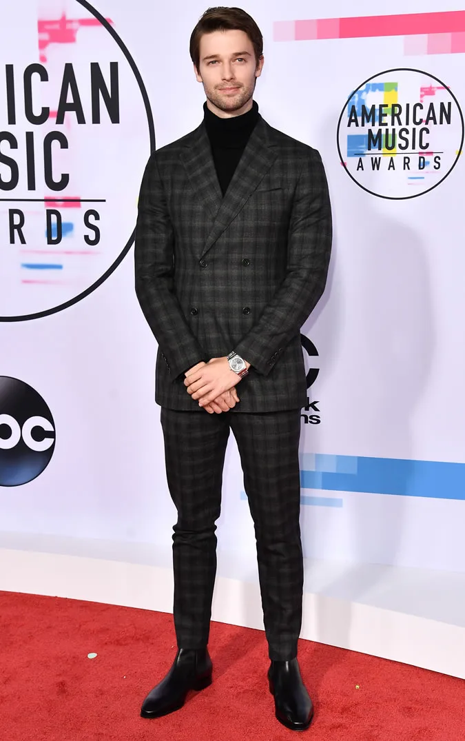 diễn viên Patrick Schwarzenegger macwk suit kẻ ô cổ vịt