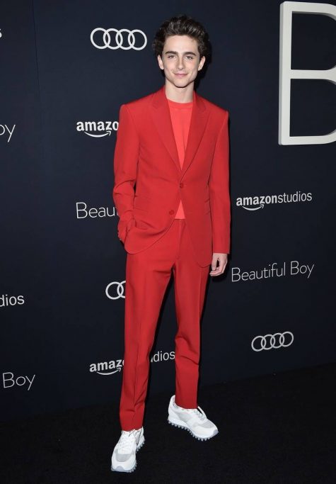 Với việc thường xuyên xuất hiện trên các sự kiện quan trọng với nhiều bộ outfit ấn tượng, Timothée Chalamet hoàn taon xứng đáng thống lĩnh bảng thời trang sao nam nổi bật nhất năm 2018 với ộ suit đỏ ấn tượng đi cùng với sneaker trắng của nhà Louis Vuitton được anh chàng lựa chọn khi xuất hiện tại buổi ra mắt phim Beautiful Boy ở Los Angeles, Mỹ.