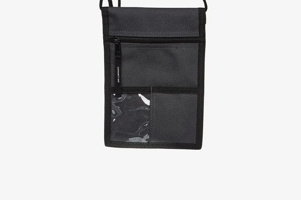 Chiếc túi Neck Pouch của thương hiệu CARHARTT WIP chỉ có giá khoảng 23$. Ảnh: Highsnobiety