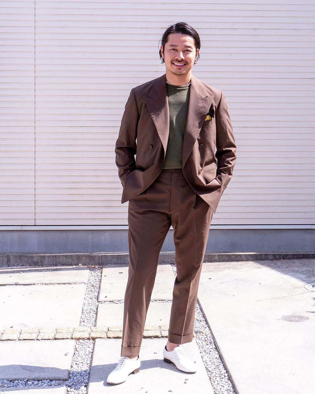tomoyoshi takada mặc suit nâu