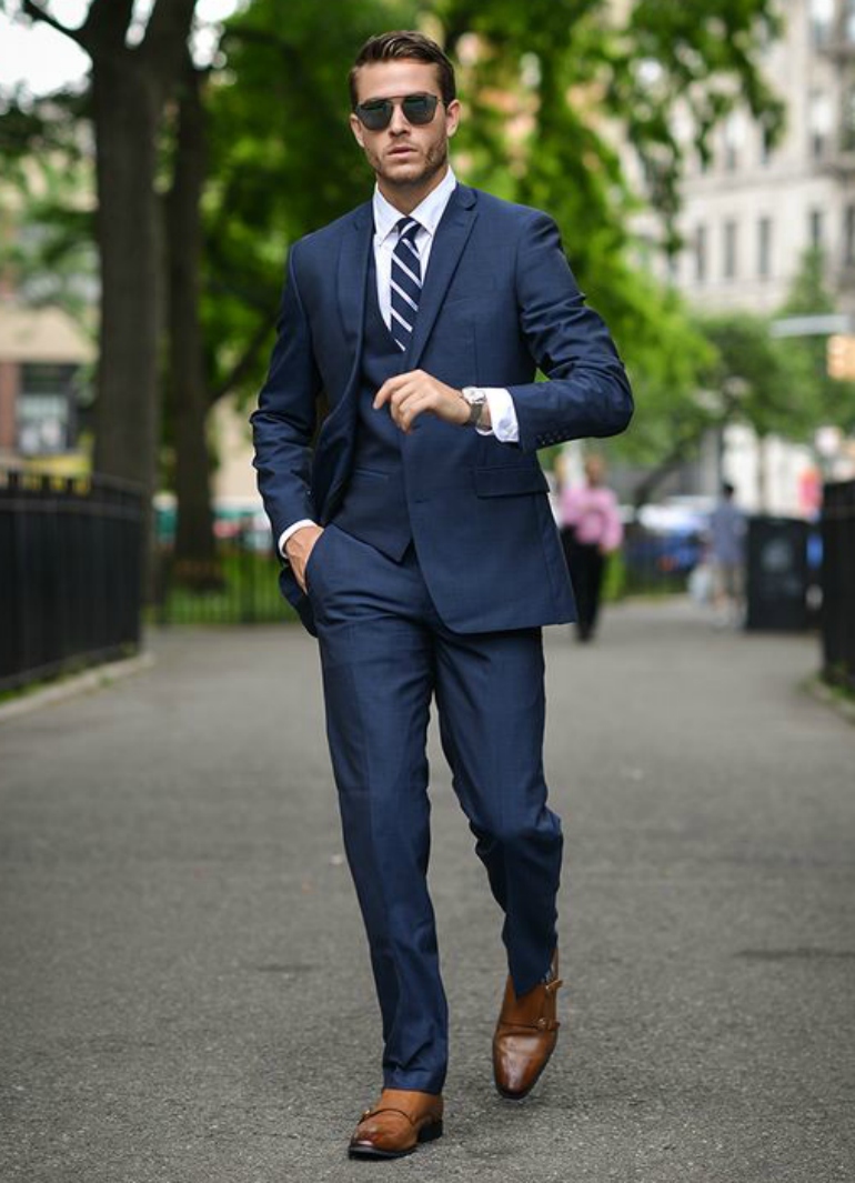 4 cách phối đồ với áo vest nam màu xanh-elle man6