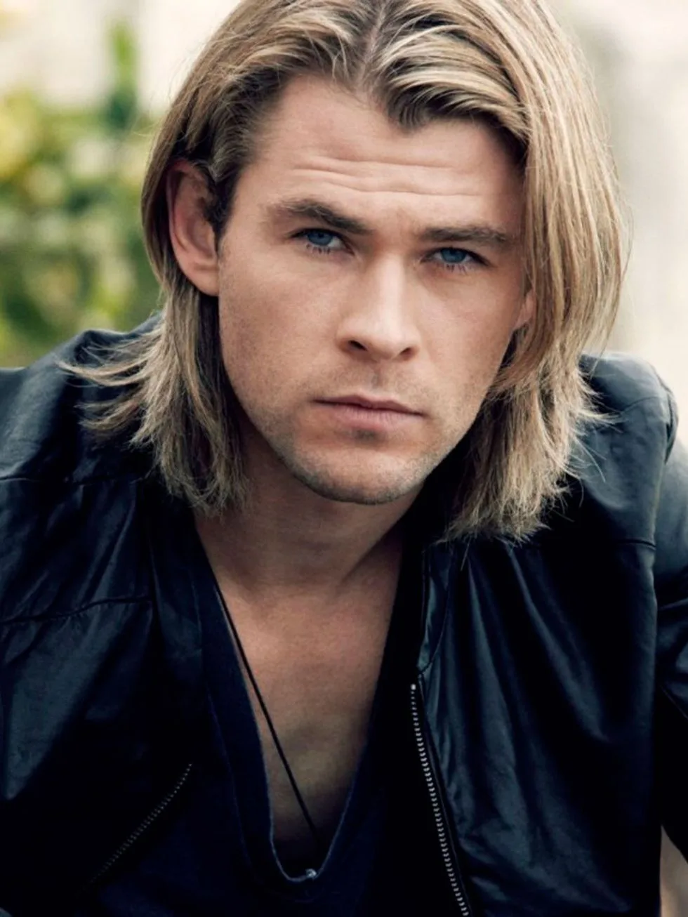 mái tóc dài của diễn viên chris hemsworth