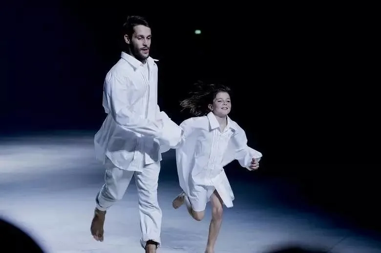 Simon Porte Jacquemus nắm tay bé gái chạy trên sàn runway.