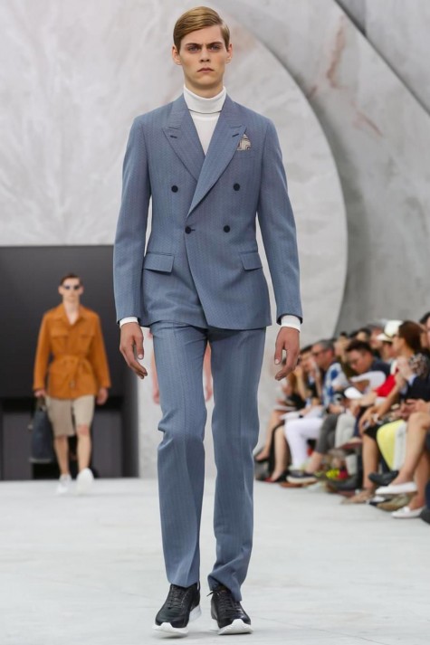 Suit, áo len cao cổ và một đôi leather sneaker là một cách kết hợp khác rất phù hợp cho mùa đông sắp tới Suit, áo len cao cổ và một đôi leather sneaker là một cách kết hợp khác rất phù hợp cho mùa đông sắp tới