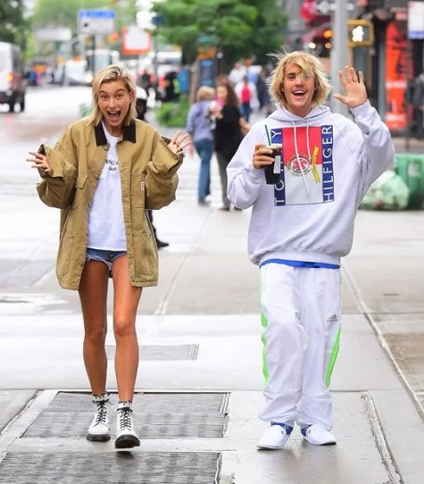 Justin Bieber và Hailey Baldwin trông thật hạnh phúc trên đường phố. Ảnh: People