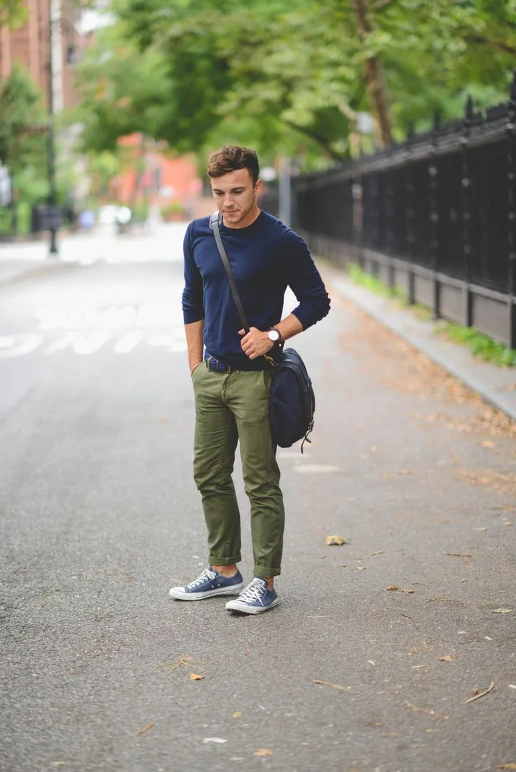 Những chiếc quần chinos màu xanh olive mang đến sự năng động trẻ trung cho thời tiết Chớm Thu. Ảnh: Pinterest