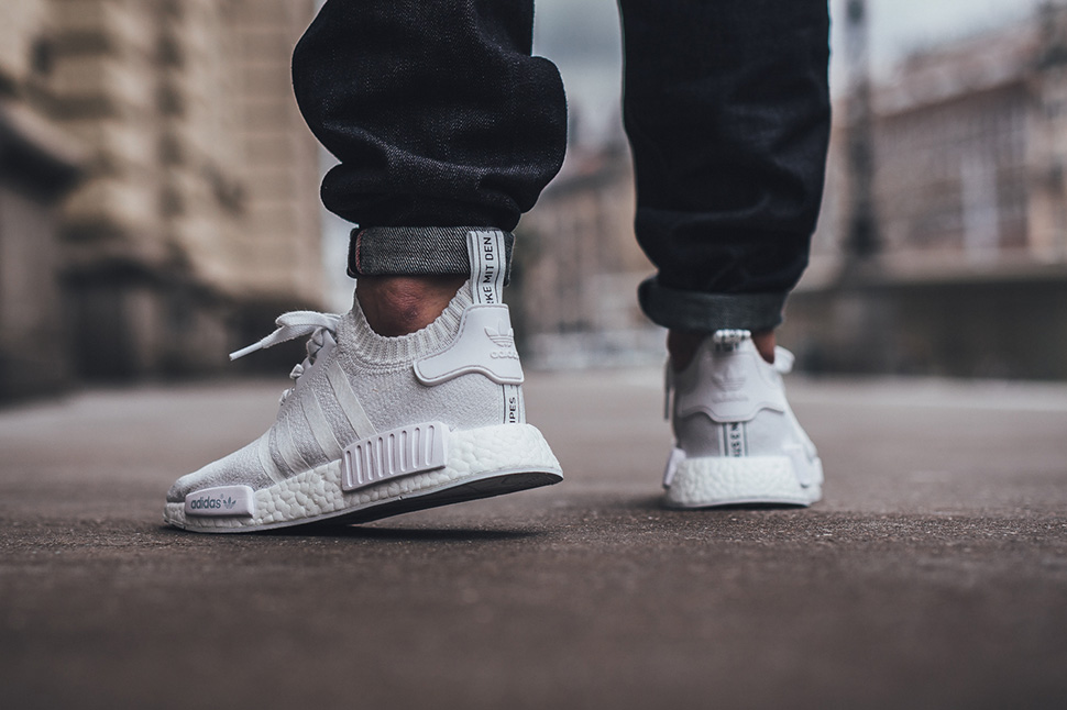 xu hướng thời trang - sneakers trắng - elle man