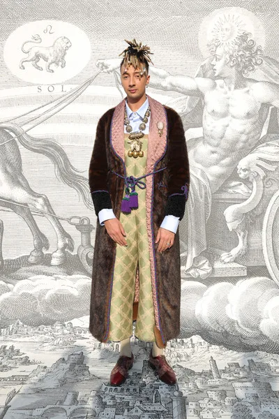 Ghala với outfit mang đậm chất hoàng tộc nhưng không làm mất đi sự nam tính vốn có. Ảnh: Zimbio