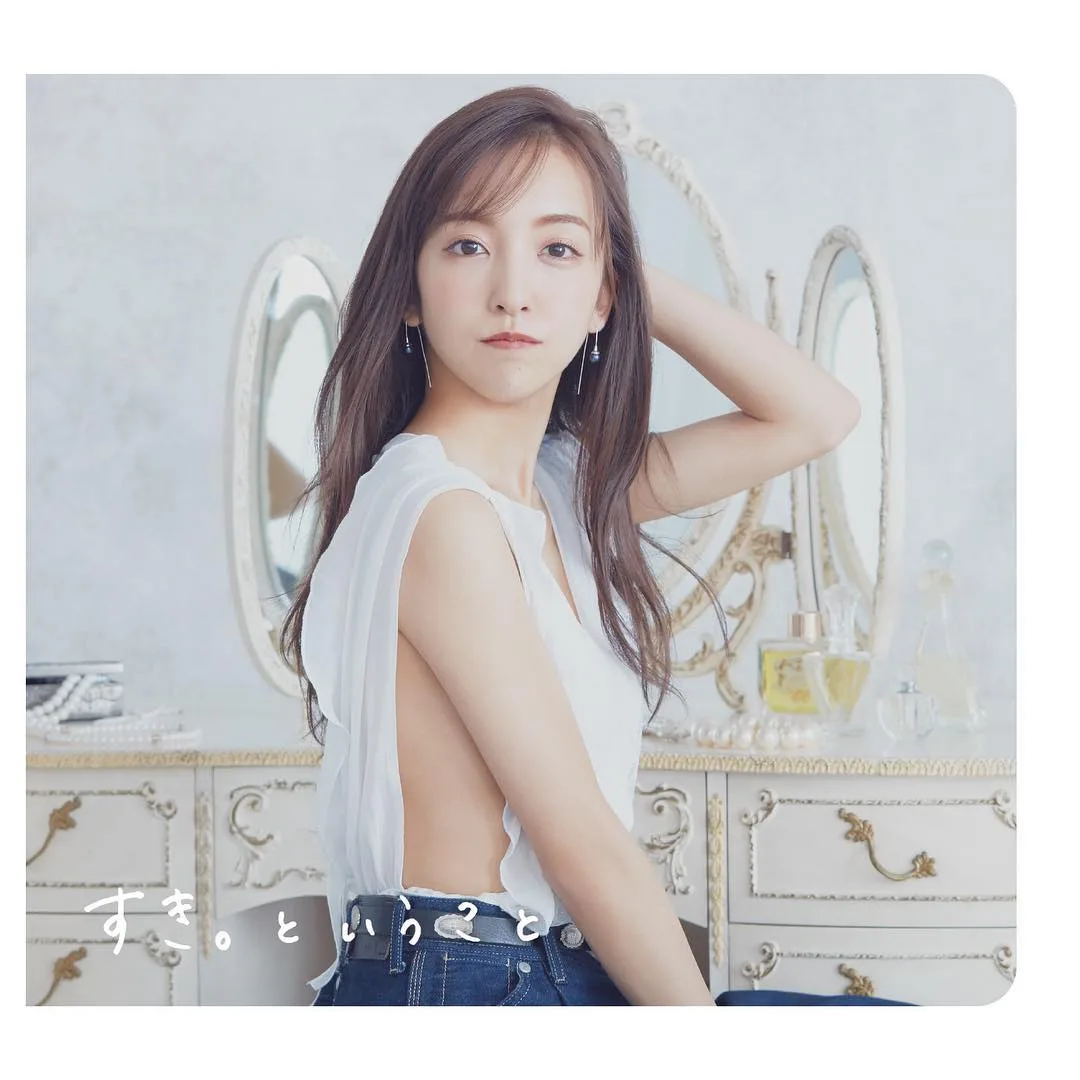 diễn viên nhật - tomomi tạo dáng
