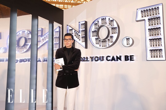 Sau đó thì lịch lãm chụp hình với slogan của ELLE Style Awards: "be all you can be". Ảnh: Đại Ngô Studio