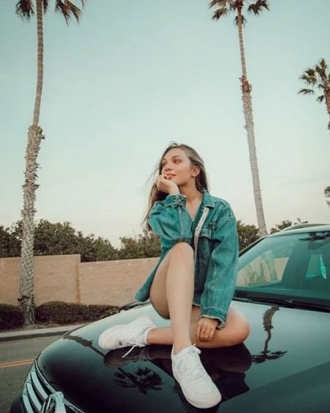 Mỹ nhân xinh đẹp Maddie Ziegler tạo dáng trên xe ô tô