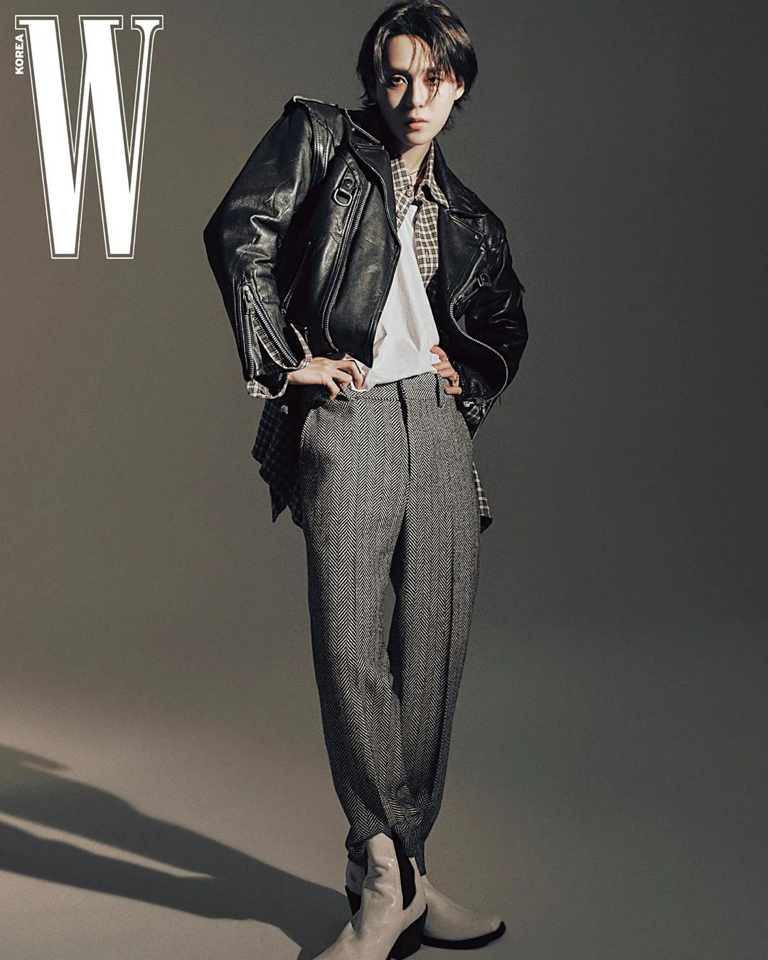 e'dawn diện áo khoác da đen với quần tây