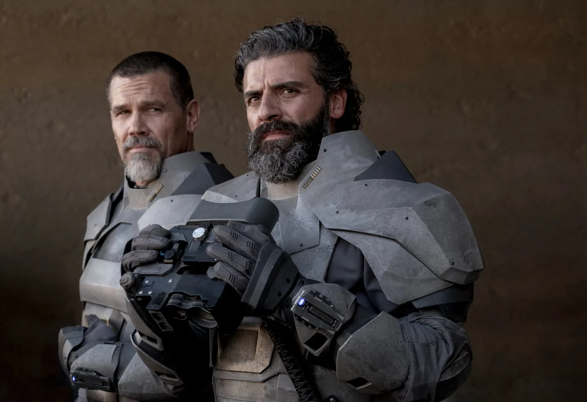 Oscar Isaac và Josh Brolin trong phim Dune.
