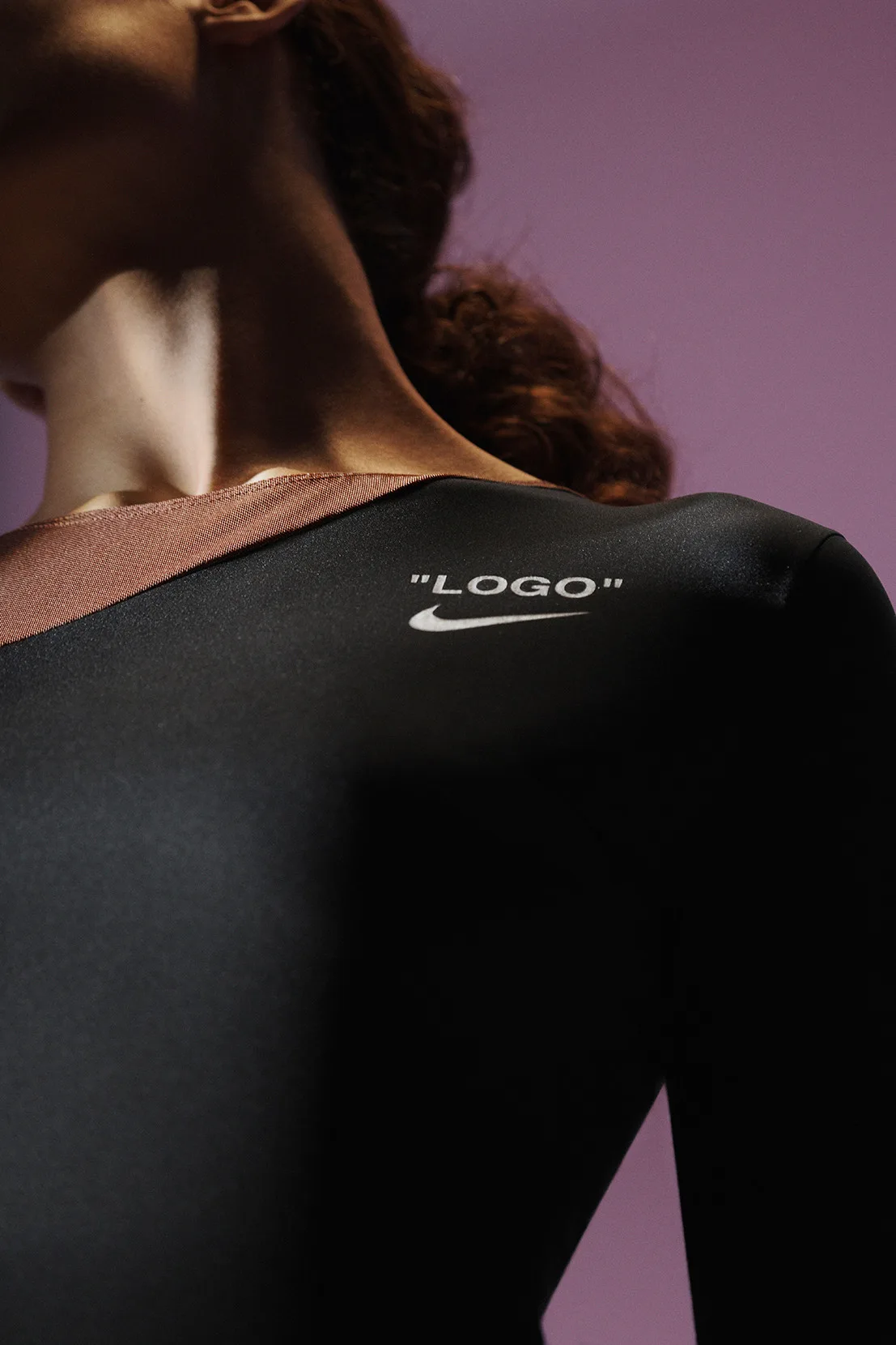 Logo Nike và chữ ký của Virgil Abloh được in khéo léo bên ngực trái. Ảnh: Nike