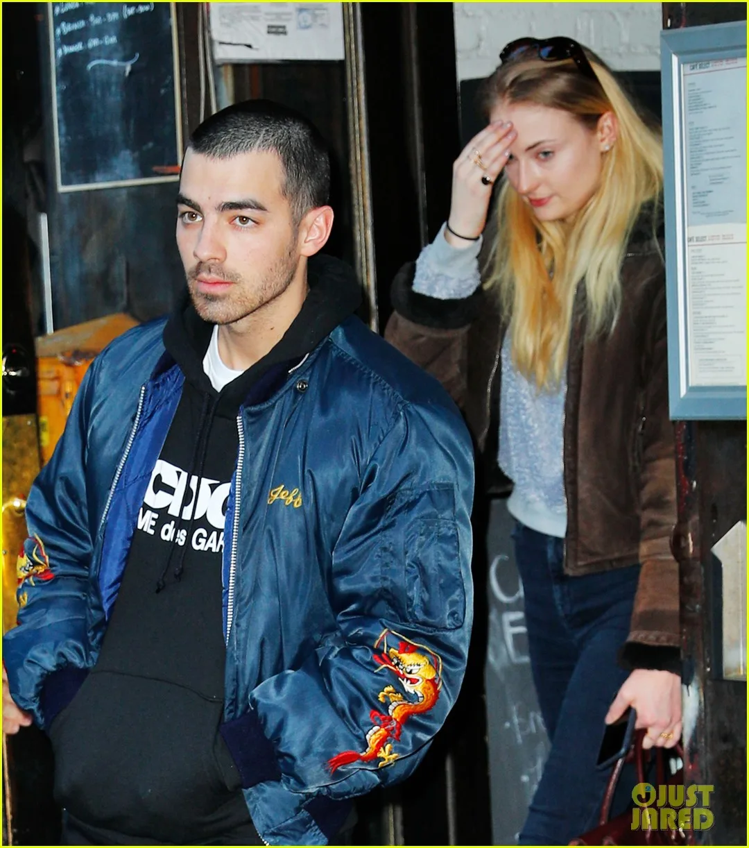 joe-jonas diện bomber jacket