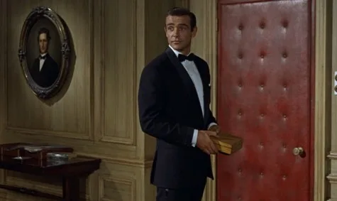 Tuxedo là điểm nhấn trong phong cách của James Bond thời kì này