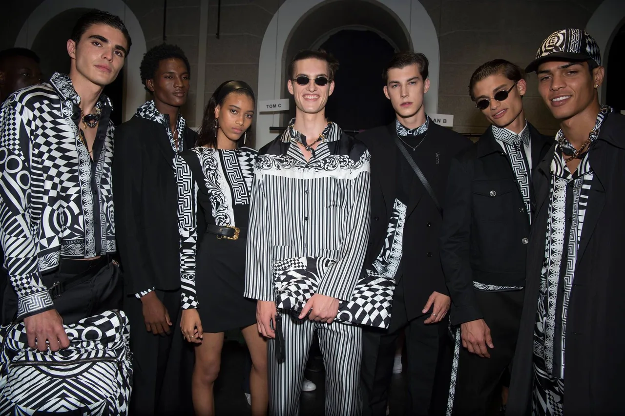 Phong cách thời trang truyền thống Versace trên dàn người mẫu đầy sức trẻ