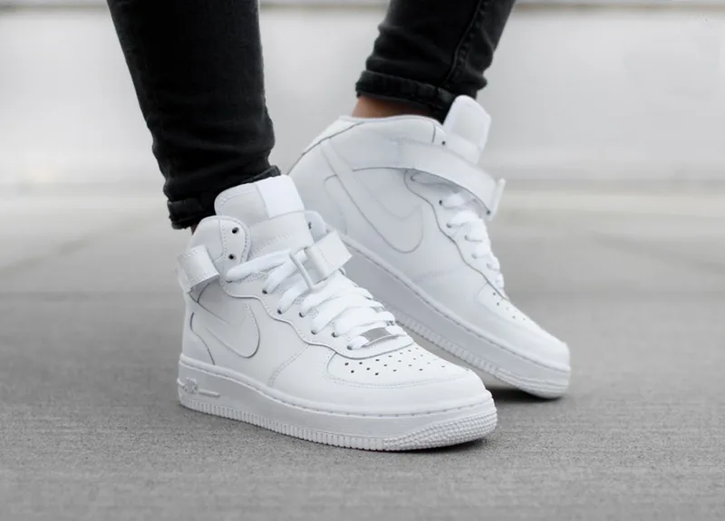Giày sneaker nam Nike Air Force.