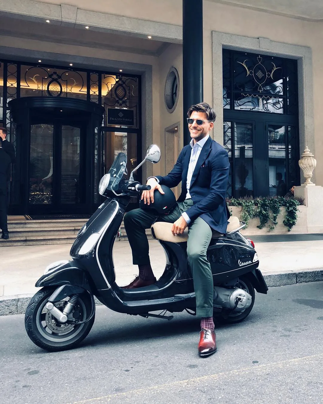 Johannes Huebl khép lại danh sách thời trang sao nam ấn tượng tuần 3 tháng 9/2018 của ELLE Man với phong cách cổ điển và sang trọng. Ảnh: Instgram @johanneshuebl