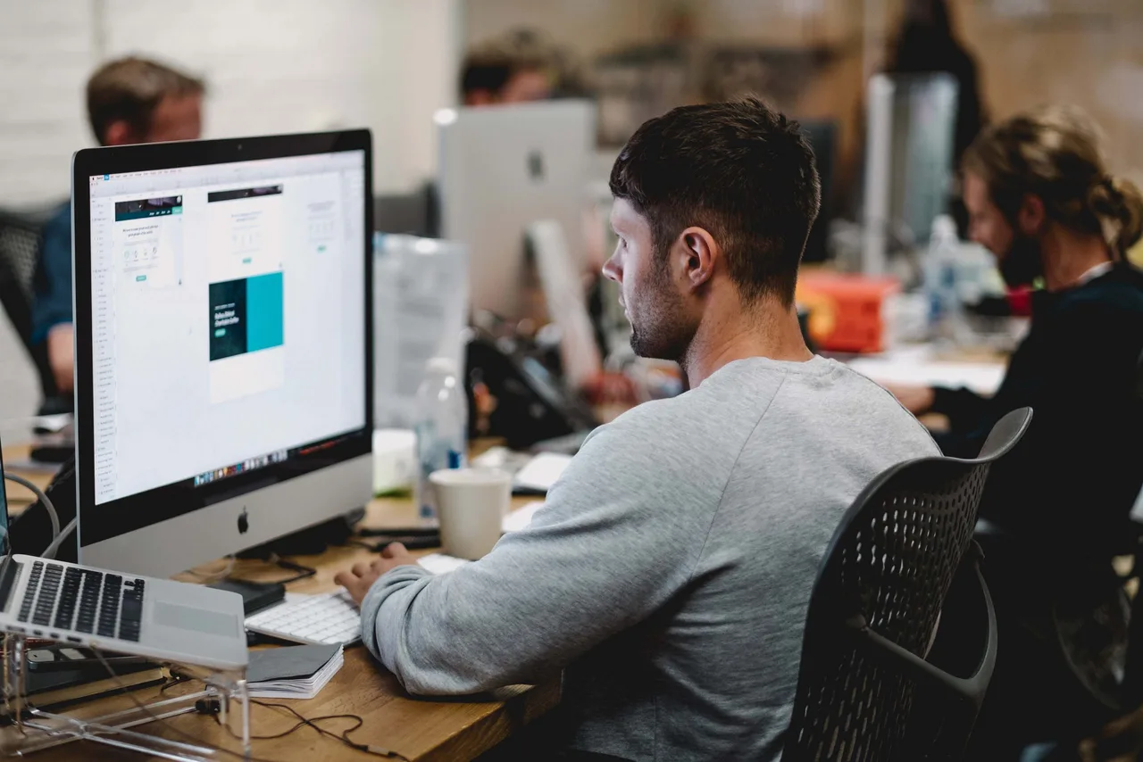 suc khoe tim mach - ngoi lam viec - Studio republic Unsplash