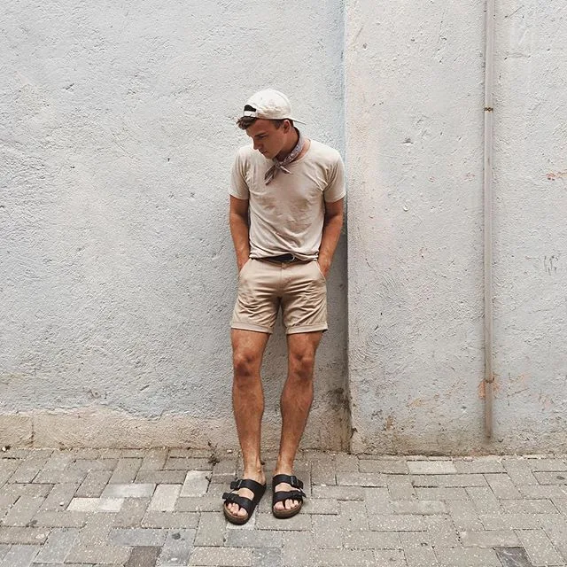Cũng vẫn là quần short, T-shirt nhưng điểm nhấn chính là chiếc khăn quàng cổ rất đáng yêu Cách phối đồ đẹp của các "ông thần thời trang" trên Instagram