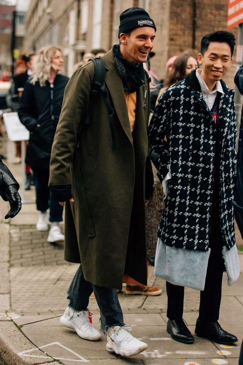Những chiếc áo coat màu xanh olive mang cả bầu trời Thu về trên đất Anh. Ảnh: GQ