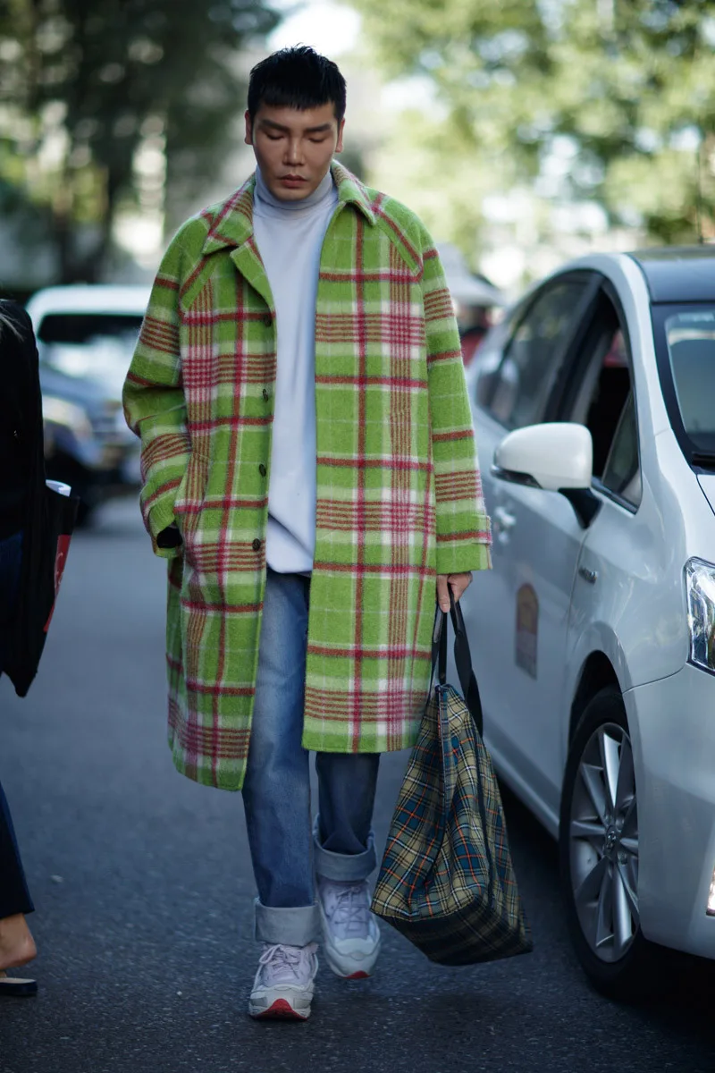 Khác với gam màu camel trầm lắng của London, sắc xanh nổi bật trên chiếc áo khoác trench coat hứa hẹn sẽ bùng nổ trong mùa Xuân năm sau cùng với sự "tiếp tay" của ông lớn Gucci. Ảnh: IMAXTREE