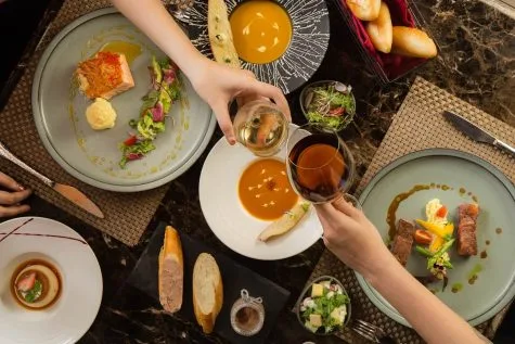 chọn rượu vang trắng cho cá hồi và rượu vang đỏ cho steak