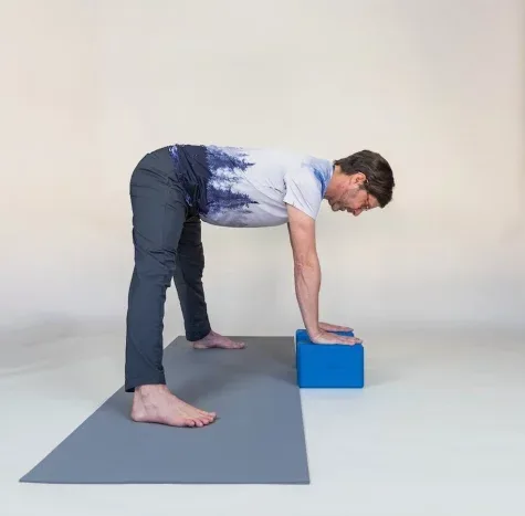 động tác Wide Legged Forward Bend