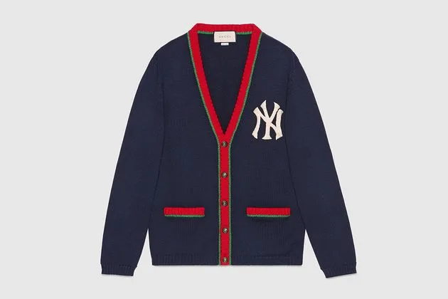 Áo khoác Cardigan với phần cổ khoét sâu cùng gam màu mang đậm tính hoài cổ. Ảnh: Gucci