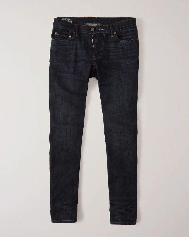 Mẫu quần jeans nam tối giản nhưng vô cùng đẹp mắt và tôn lên dáng vẻ nam tính cho mọi chàng trai. Ảnh: Abercrombie (Giá tham khảo: 78$)