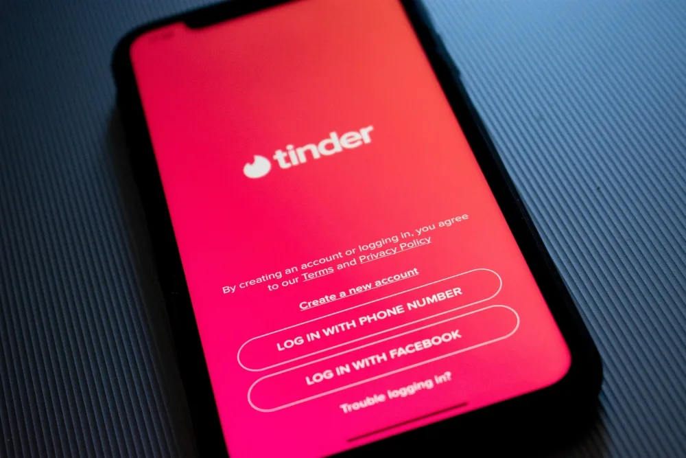 cung hoang dao dung ung dung hen ho tinder - elle man