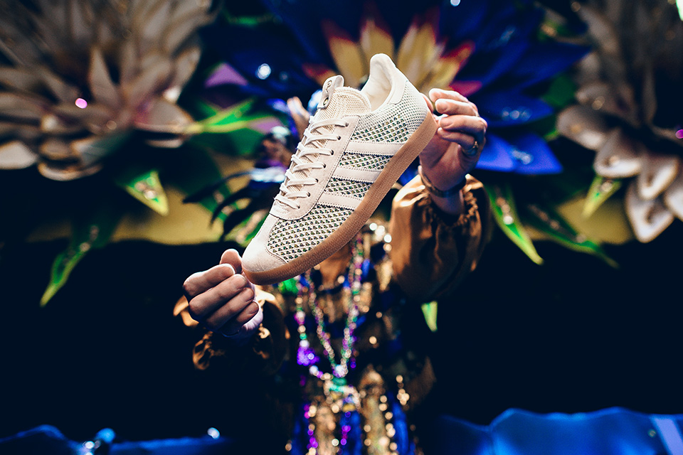 giay the thao adidas 2017 - Sneaker Politics x adidas Consortium Gazelle “Mardi Gras” - elle man 1