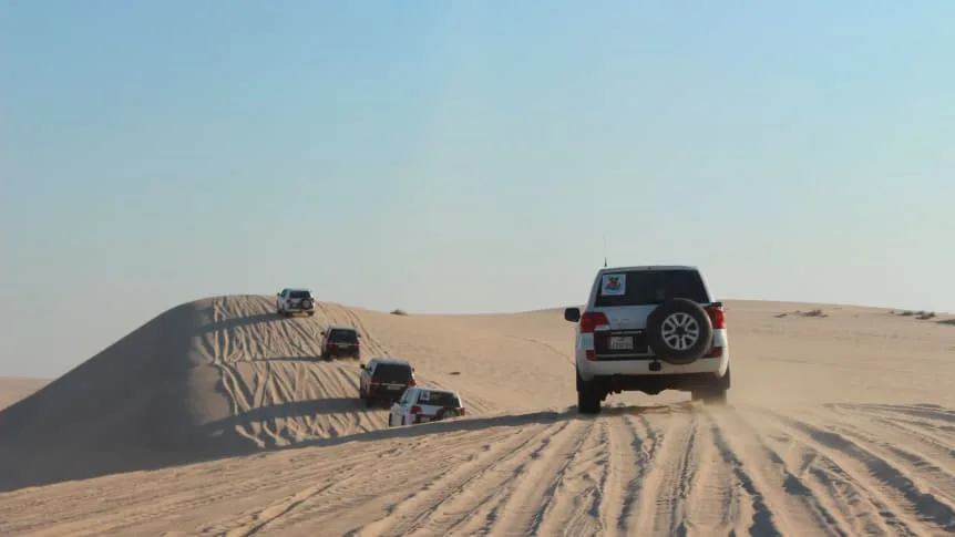 du lịch Qatar - Dune Bashing – một hình thức chạy xe qua những cồn cát cao trong sa mạc