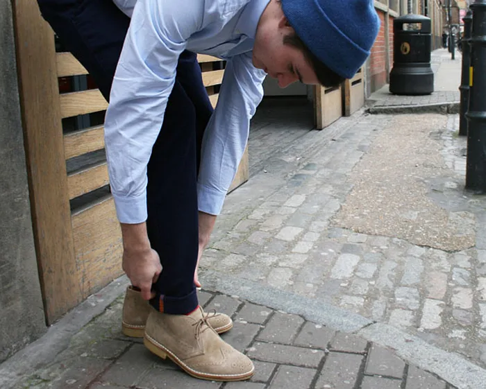 Kiểu giày nam Thu-Đông 2016: giày Chukka da lộn màu beige.